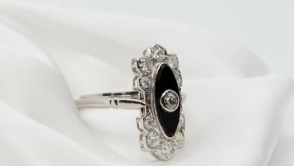 Bague Art Déco en platine, onyx et diamants