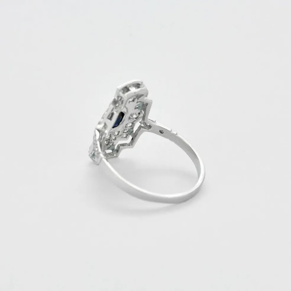 Bague Art déco en platine, saphir et diamants