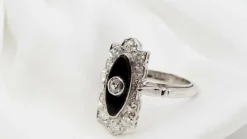 Bague Art Déco en platine, onyx et diamants