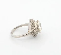 Bague Art Déco en platine avec diamant central et diamants environnants