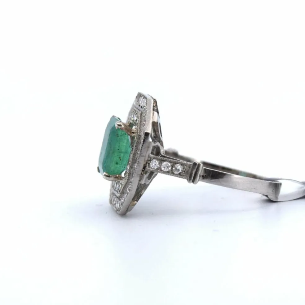 Bague Art Déco en platine et émeraude