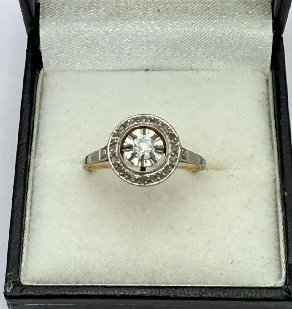 Bague Art Déco française en or jaune et platine avec diamants