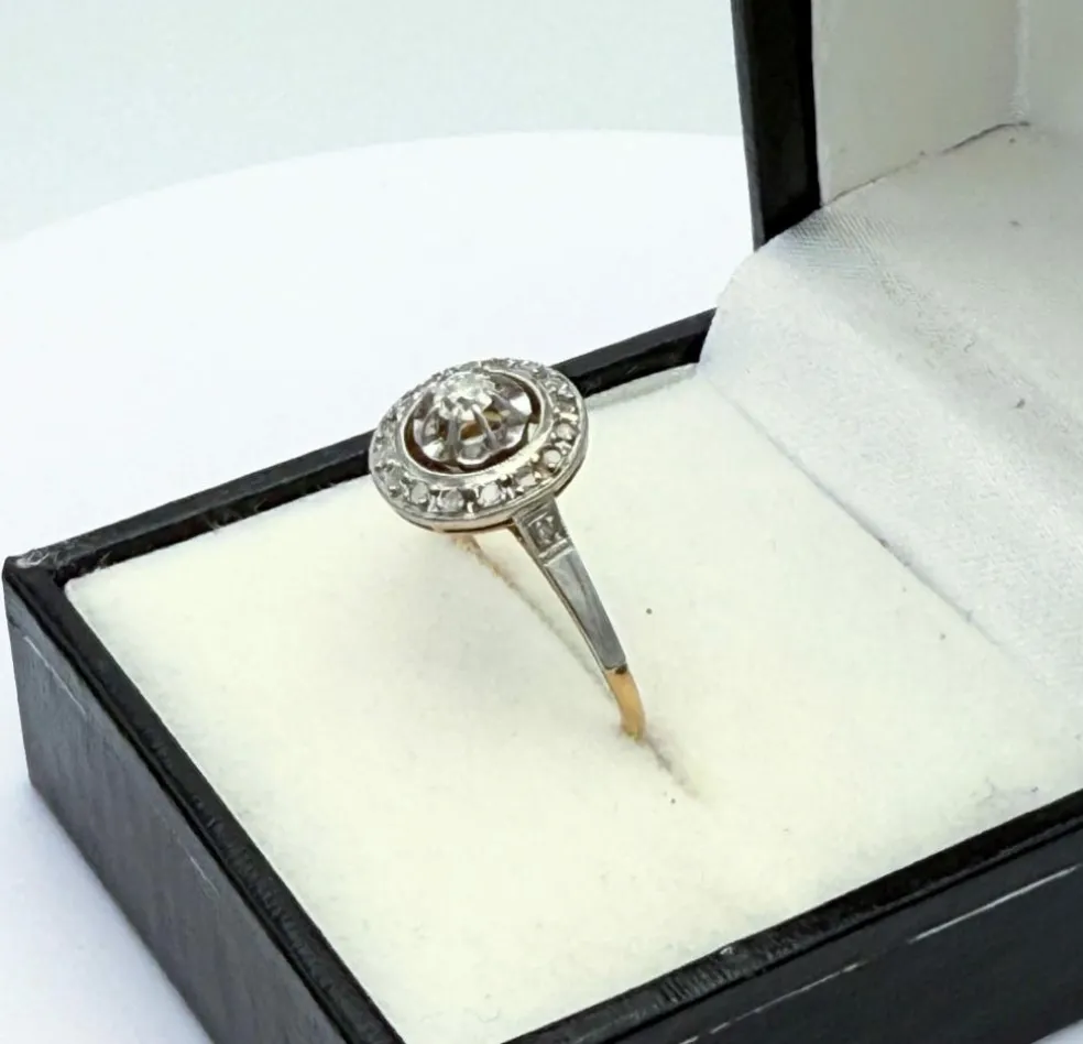 Bague Art Déco française en or jaune et platine avec diamants