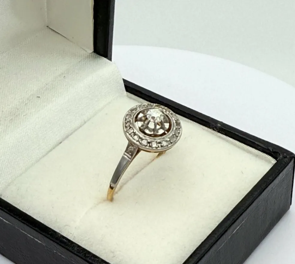 Bague Art Déco française en or jaune et platine avec diamants