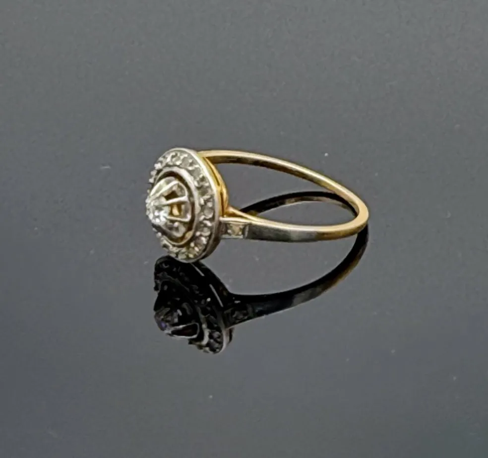 Bague Art Déco française en or jaune et platine avec diamants