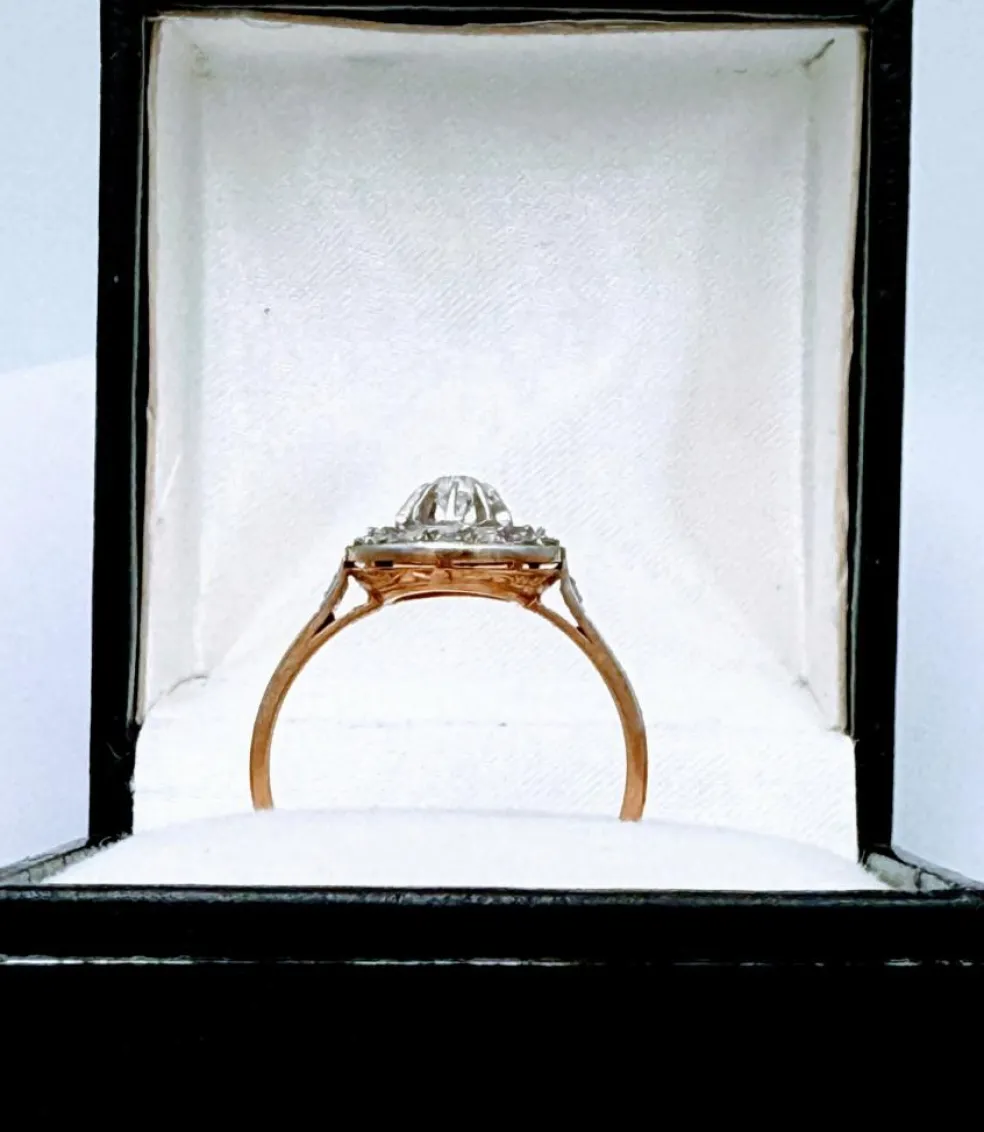 Bague Art Déco française en or jaune et platine avec diamants