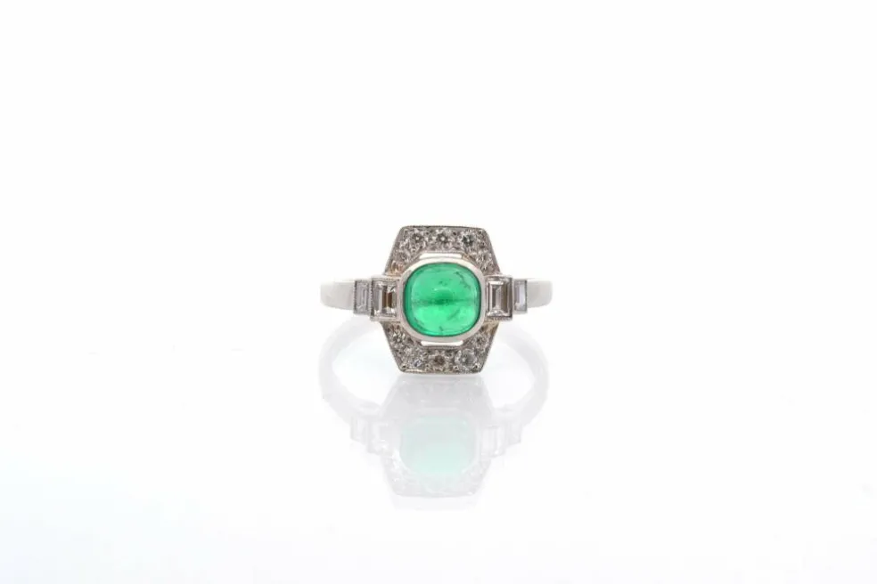 Bague art déco émeraude cabochon de Colombie et diamants