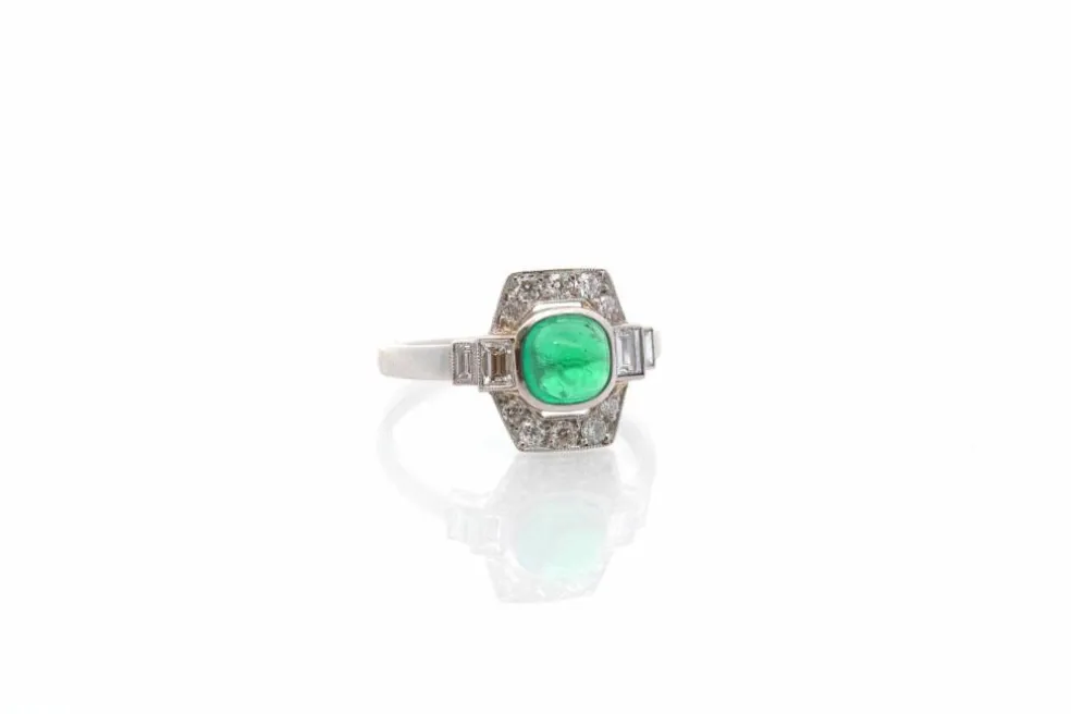 Bague art déco émeraude cabochon de Colombie et diamants