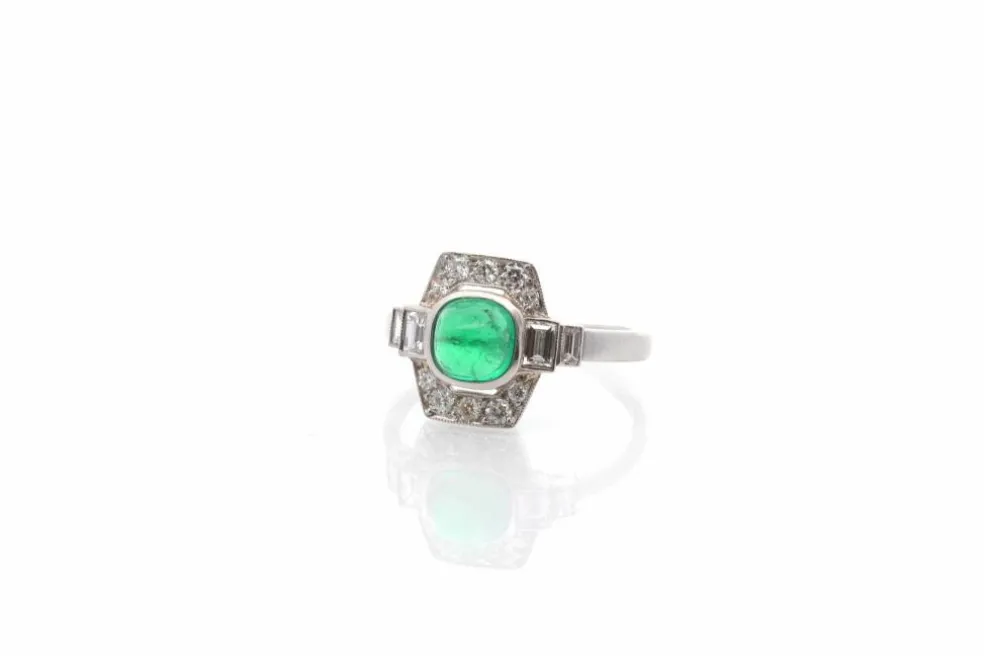 Bague art déco émeraude cabochon de Colombie et diamants