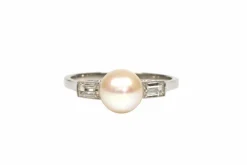 Bague Art Déco or blanc, perle, diamants baguette