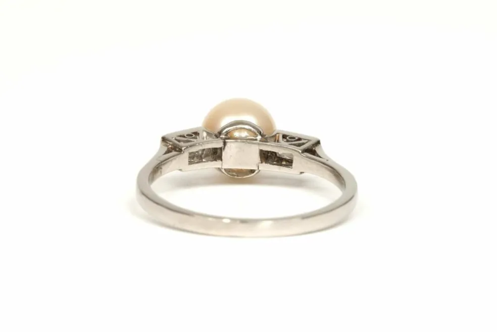 Bague Art Déco or blanc, perle, diamants baguette
