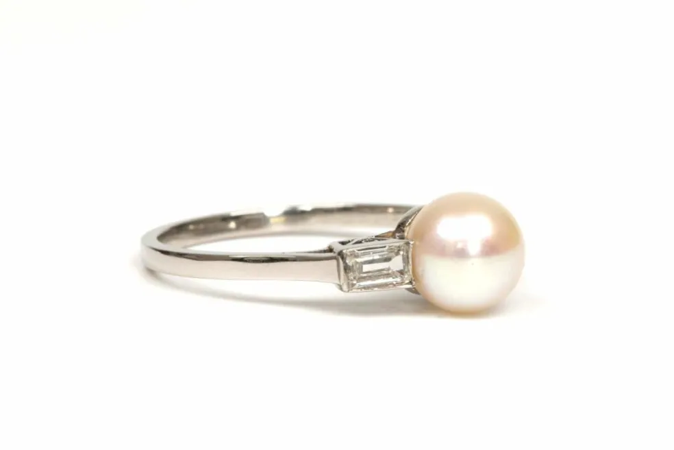 Bague Art Déco or blanc, perle, diamants baguette