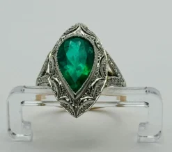 Bague Art Déco or blanc, platine, émeraude naturelle, diamants