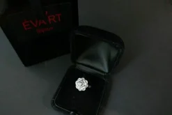 Bague Art Déco ornée de diamants, or et platine