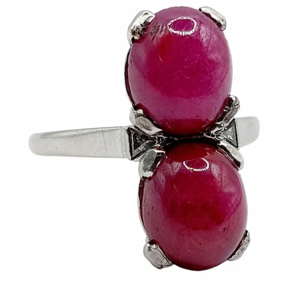 Bague Art Déco Platine et 6,70 carats cabochon rubis et diamant triangle (1950)