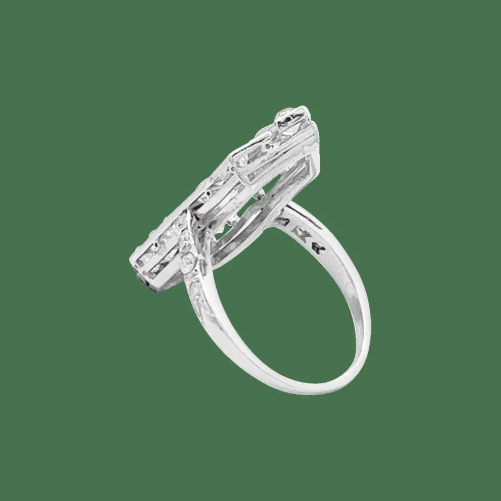 Bague Art Déco, platine et diamants.