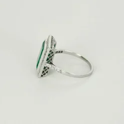 Bague Art Déco, platine et émeraude