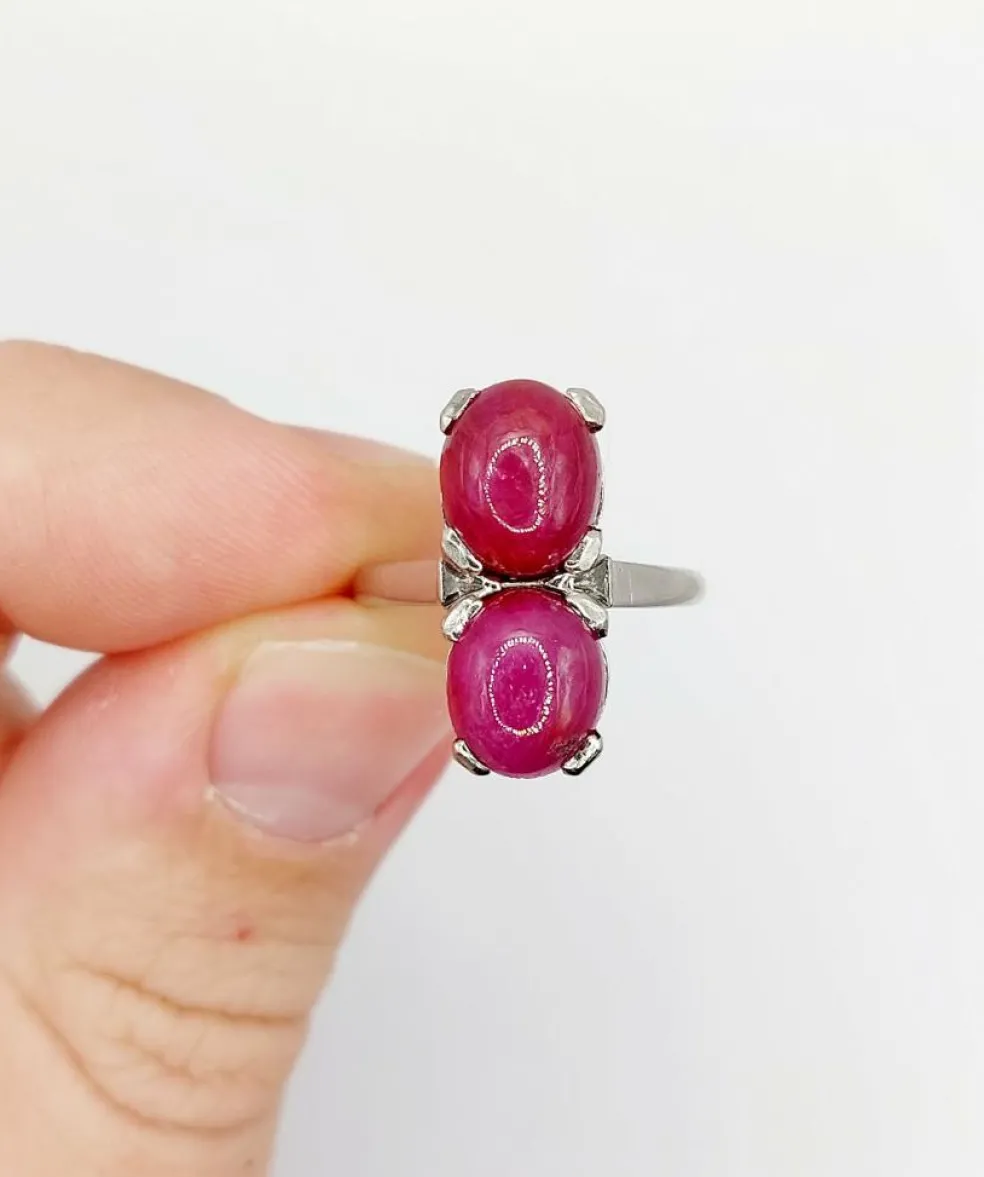 Bague Art Déco Platine et 6,70 carats cabochon rubis et diamant triangle (1950)