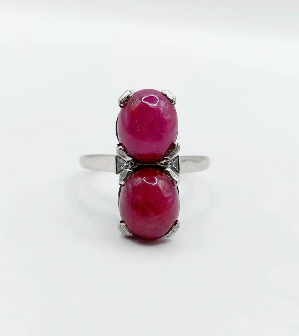 Bague Art Déco Platine et 6,70 carats cabochon rubis et diamant triangle (1950)
