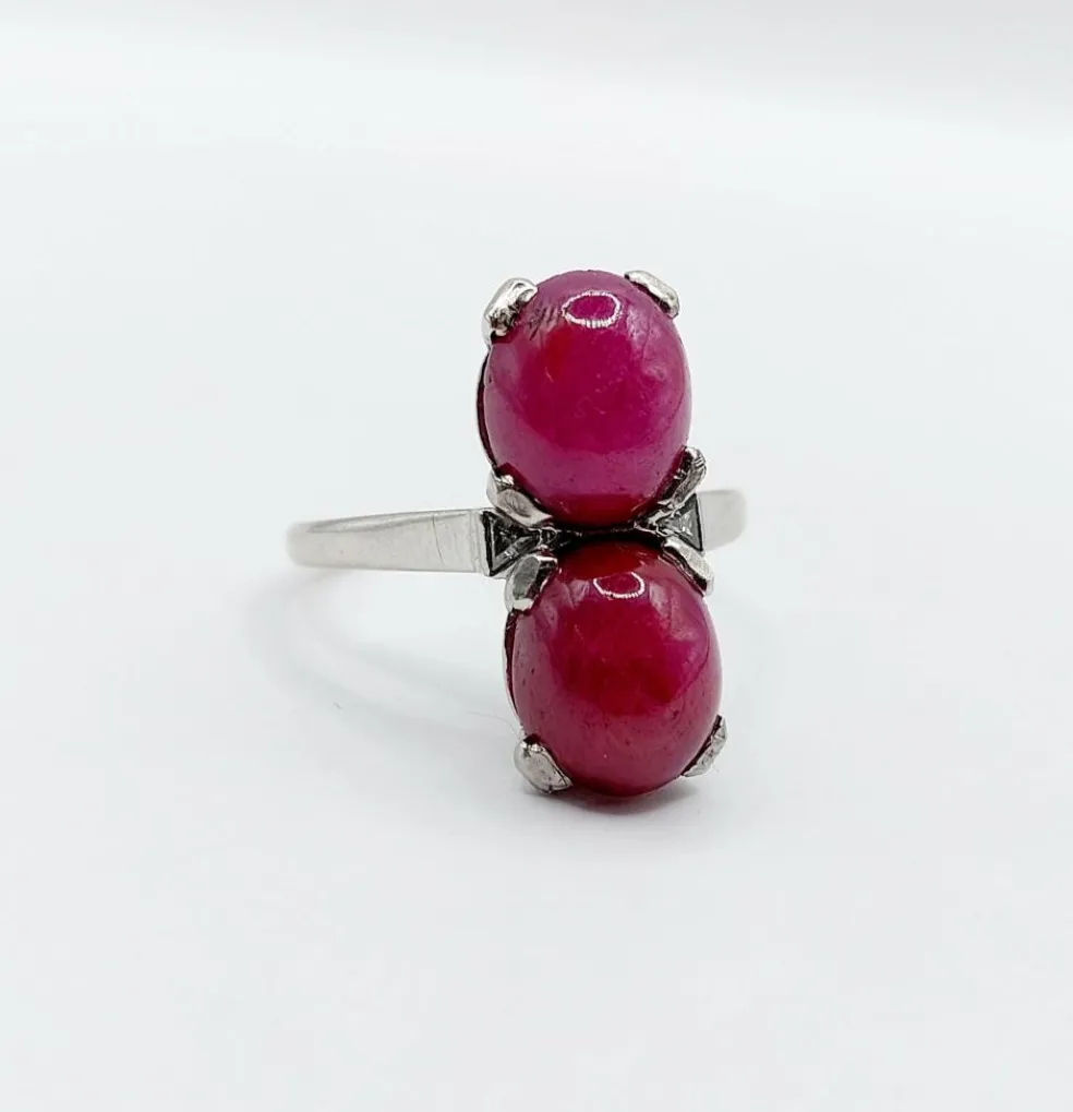 Bague Art Déco Platine et 6,70 carats cabochon rubis et diamant triangle (1950)