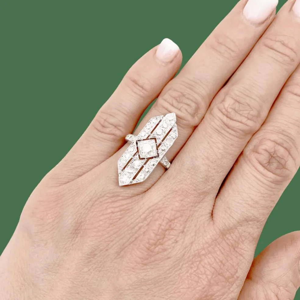 Bague Art Déco, platine et diamants.