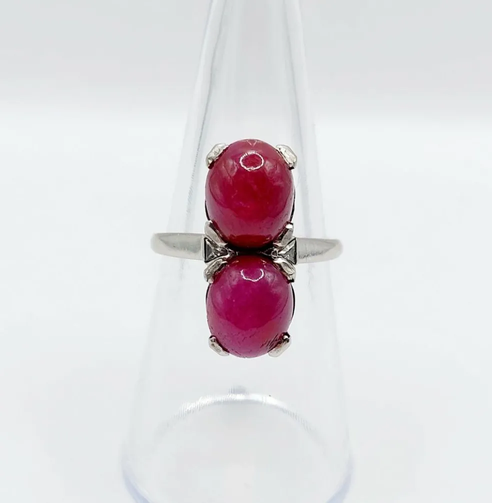 Bague Art Déco Platine et 6,70 carats cabochon rubis et diamant triangle (1950)