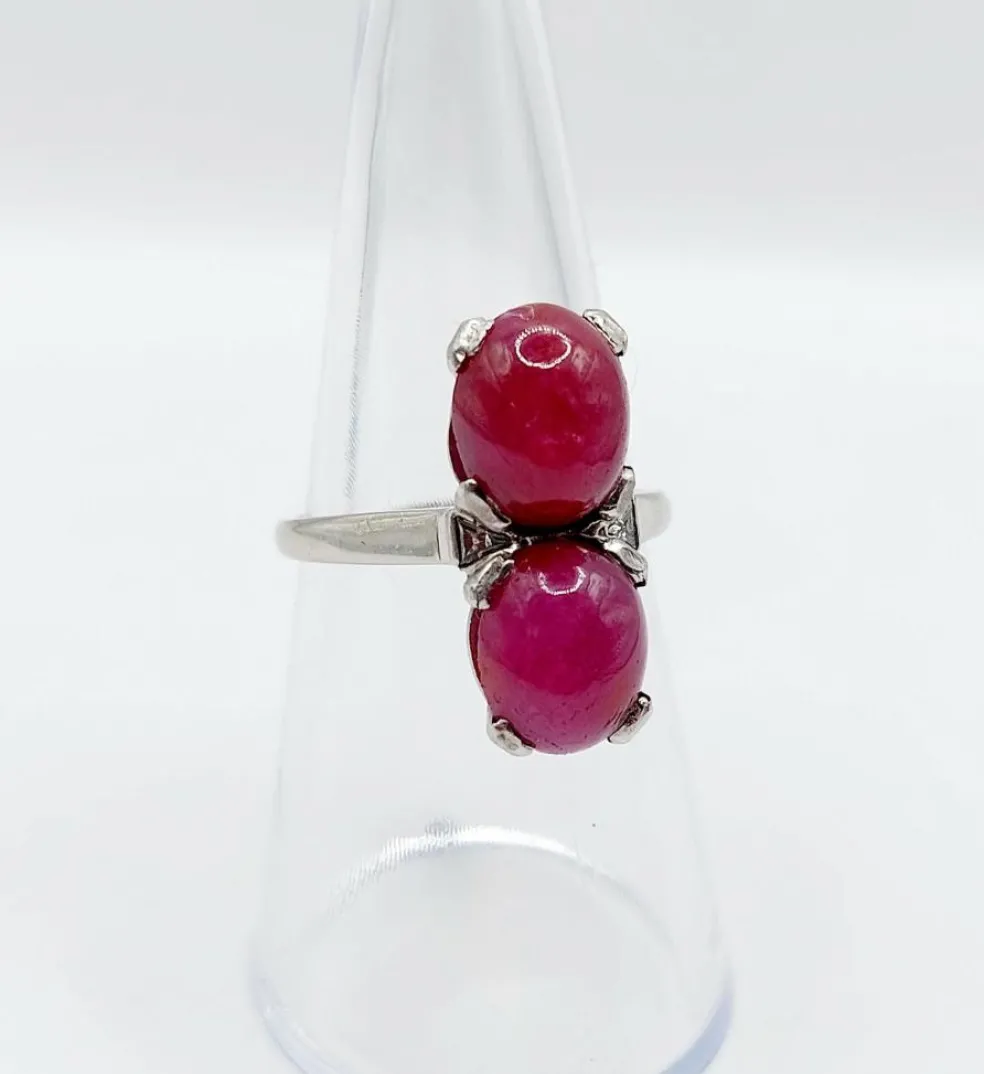 Bague Art Déco Platine et 6,70 carats cabochon rubis et diamant triangle (1950)