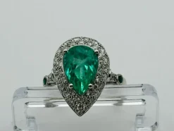 Bague Art Déco platine, émeraude naturelle, diamants.
