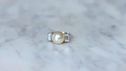 Bague Art Déco platine, perle, diamants baguettes