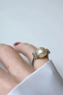 Bague Art Déco platine, perle, diamants baguettes