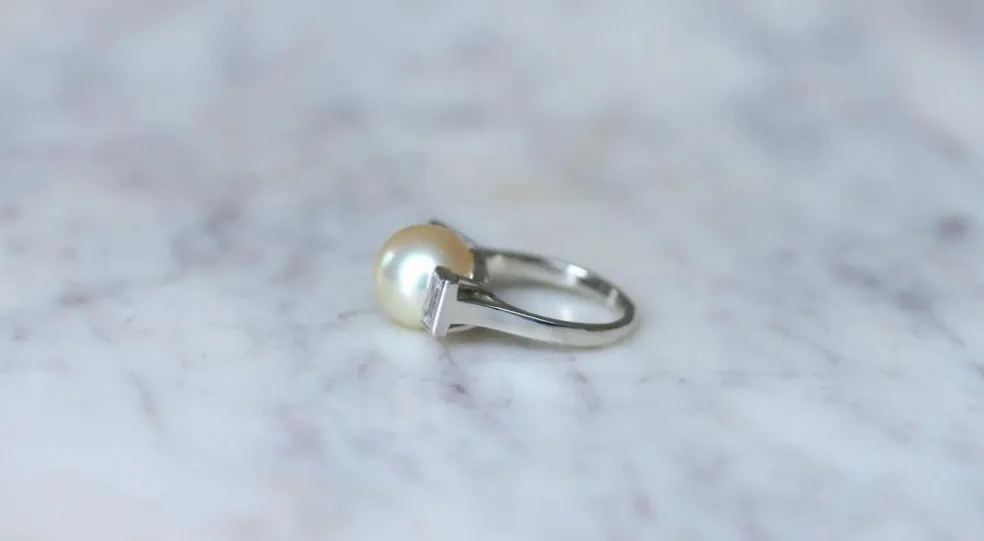 Bague Art Déco platine, perle, diamants baguettes