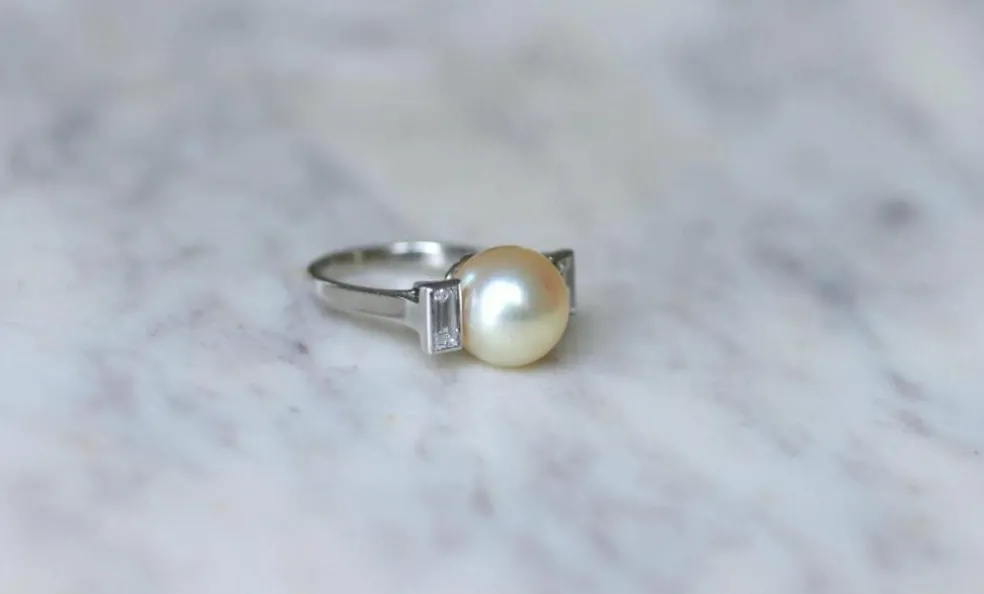 Bague Art Déco platine, perle, diamants baguettes