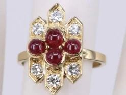 Bague Art Déco Rubis Cabochon et Diamants en or jaune