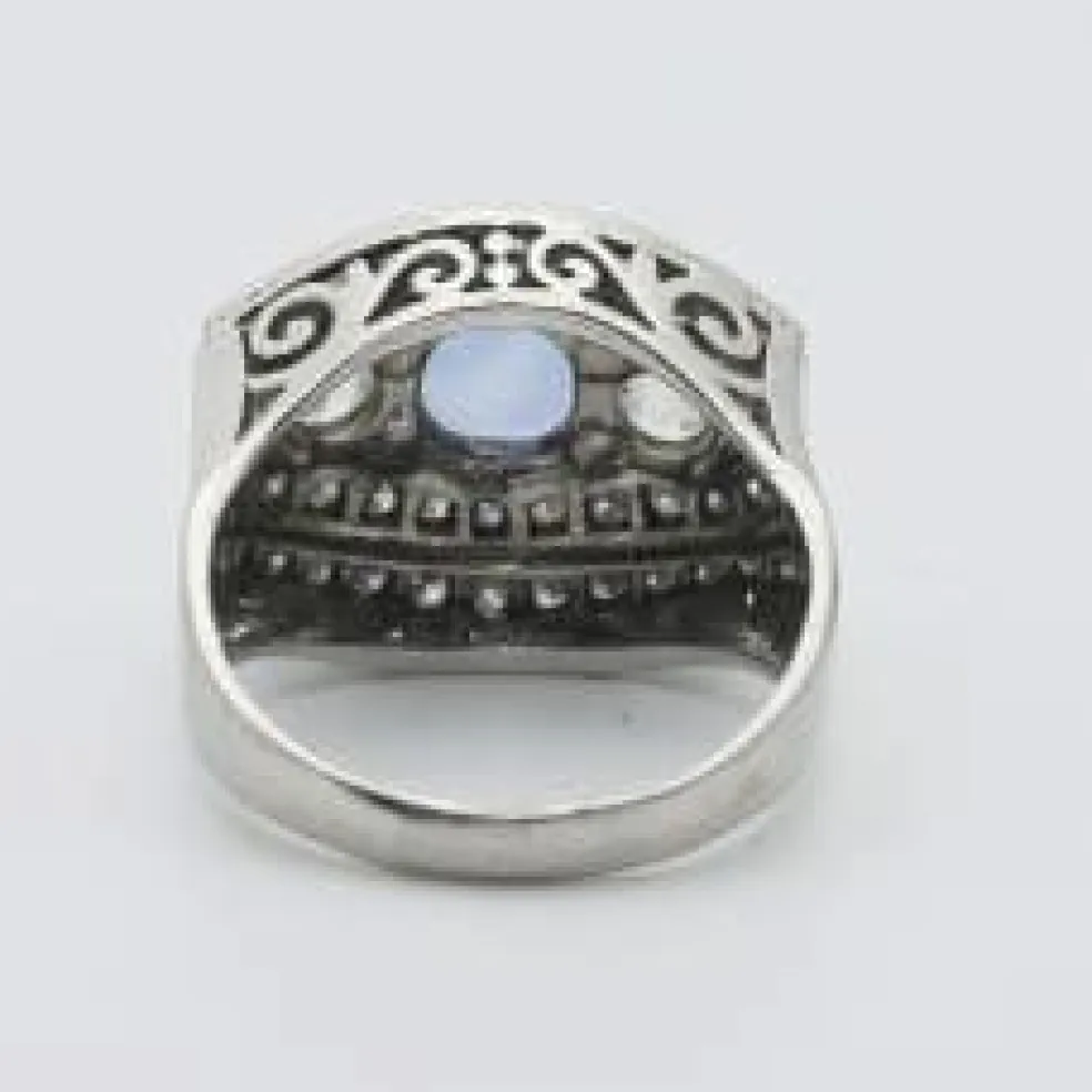 Bague Art Déco saphir Ceylan naturel entourage diamants or gris