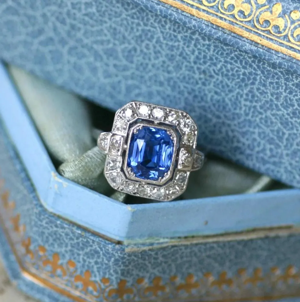 Bague Art Déco Saphir de Ceylan 2.68 Cts et Diamants