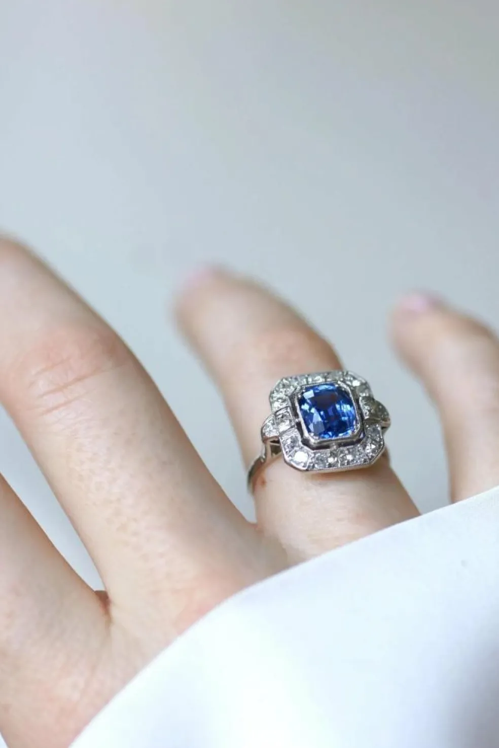 Bague Art Déco Saphir de Ceylan 2.68 Cts et Diamants