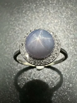Bague Art Déco Saphir étoilé et diamants, Or et Platine