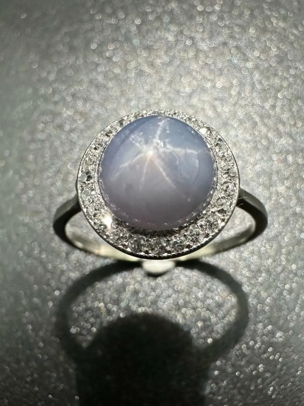 Bague Art Déco Saphir étoilé et diamants, Or et Platine