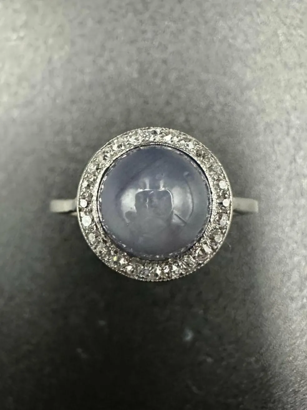 Bague Art Déco Saphir étoilé et diamants, Or et Platine