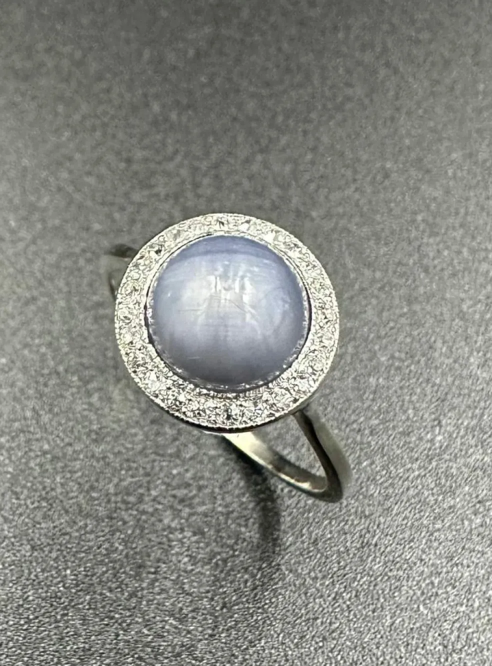 Bague Art Déco Saphir étoilé et diamants, Or et Platine