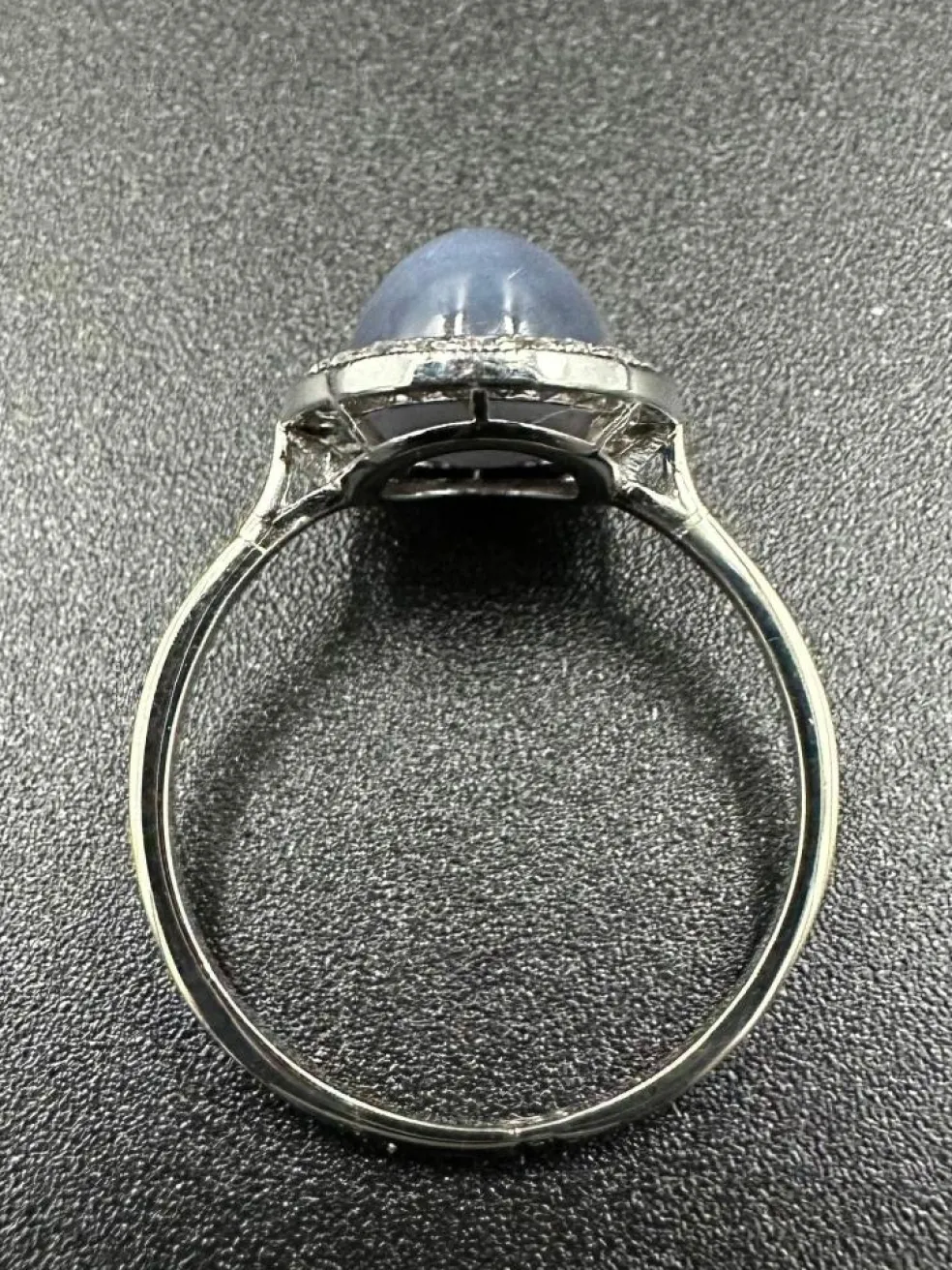 Bague Art Déco Saphir étoilé et diamants, Or et Platine