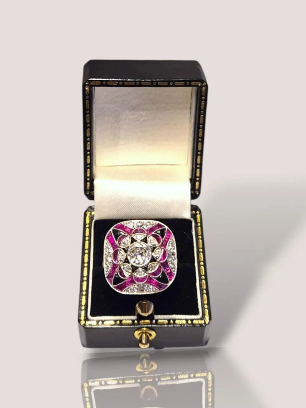 Bague Art Déco vintage en platine avec diamants, rubis et onyx