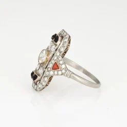 Bague Art Déco vintage en diamant, corail, onyx et platine