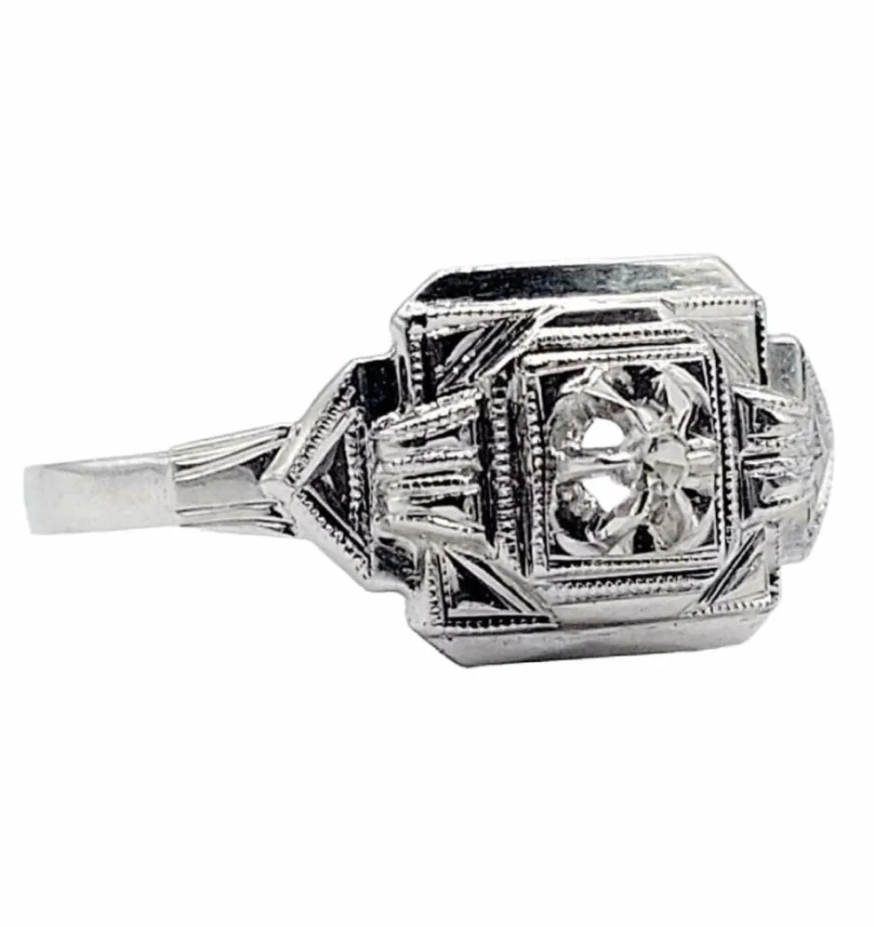 Bague art deco or blanc 18k ornée d'un diamant rond dans une monture géométrique finement travaillée (circa 1930)