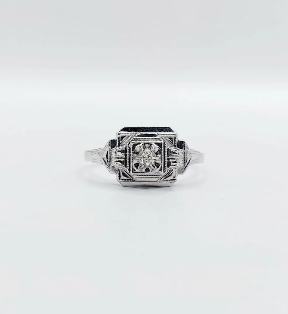 Bague art deco or blanc 18k ornée d'un diamant rond dans une monture géométrique finement travaillée (circa 1930)