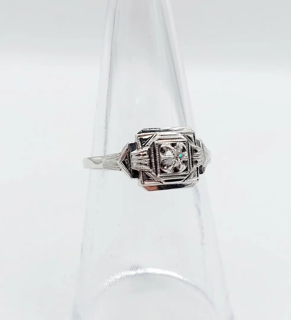 Bague art deco or blanc 18k ornée d'un diamant rond dans une monture géométrique finement travaillée (circa 1930)
