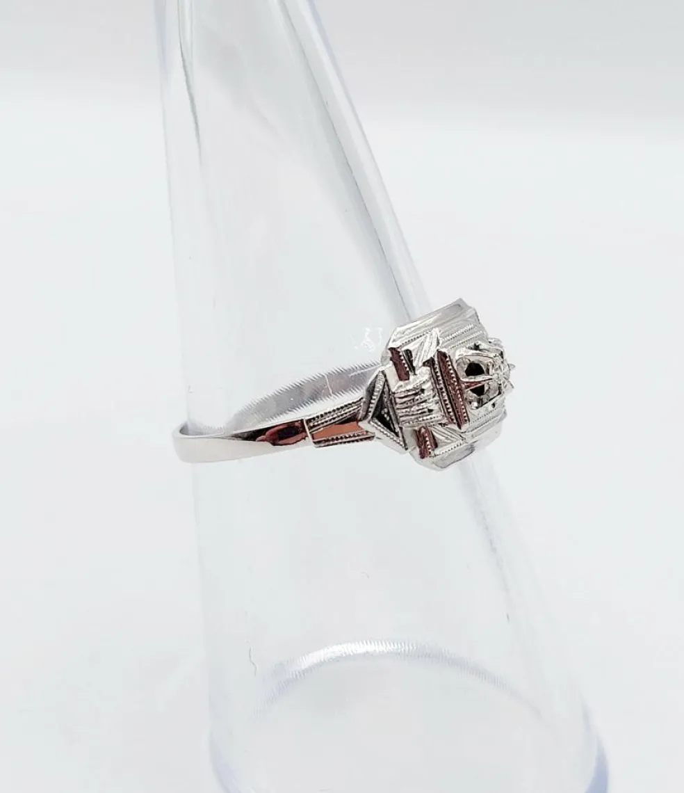 Bague art deco or blanc 18k ornée d'un diamant rond dans une monture géométrique finement travaillée (circa 1930)