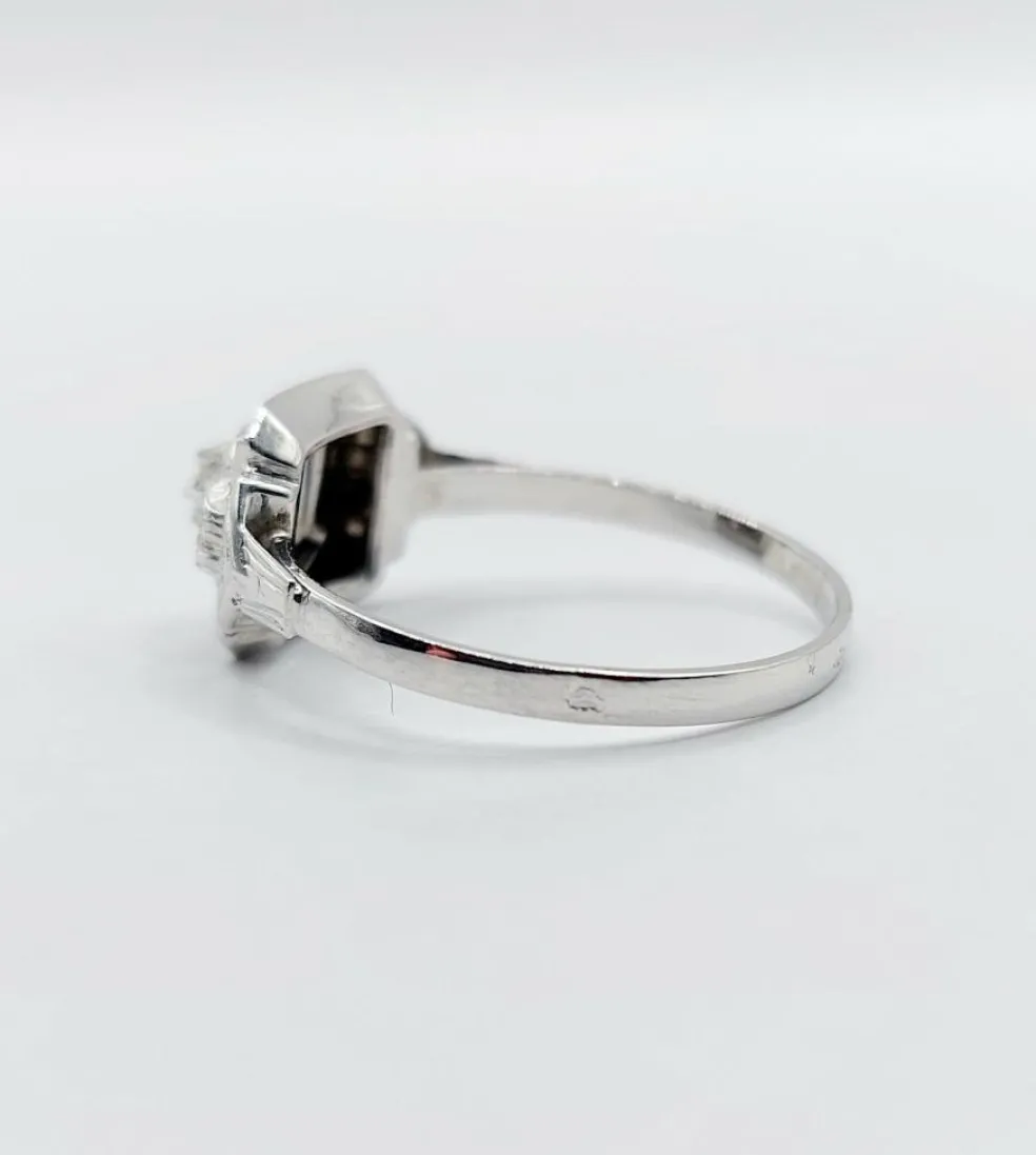 Bague art deco or blanc 18k ornée d'un diamant rond dans une monture géométrique finement travaillée (circa 1930)