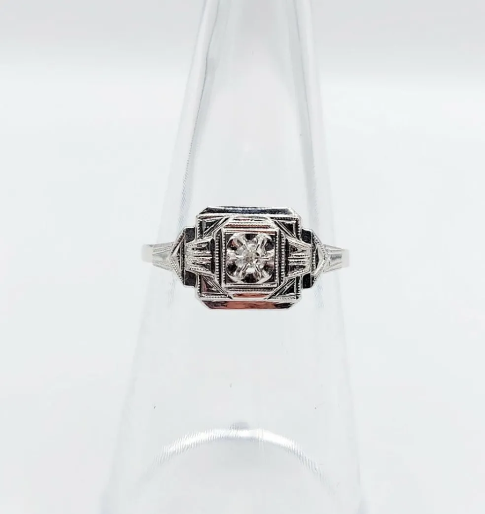 Bague art deco or blanc 18k ornée d'un diamant rond dans une monture géométrique finement travaillée (circa 1930)