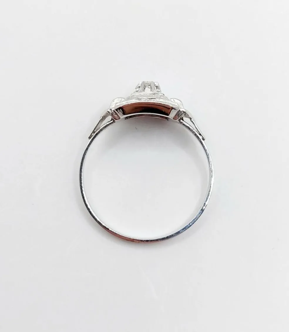 Bague art deco or blanc 18k ornée d'un diamant rond dans une monture géométrique finement travaillée (circa 1930)